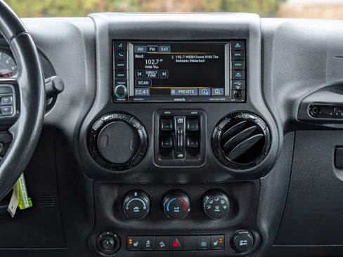 Used 2016 Jeep Wrangler Unlimited Sahara image 14