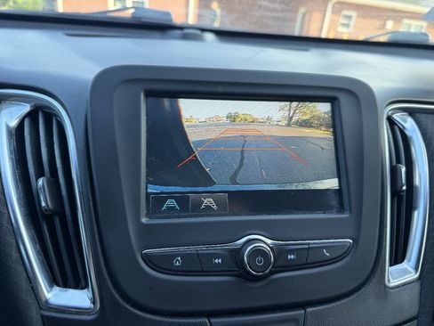 Used 2017 Chevrolet Malibu LT FWD image 14