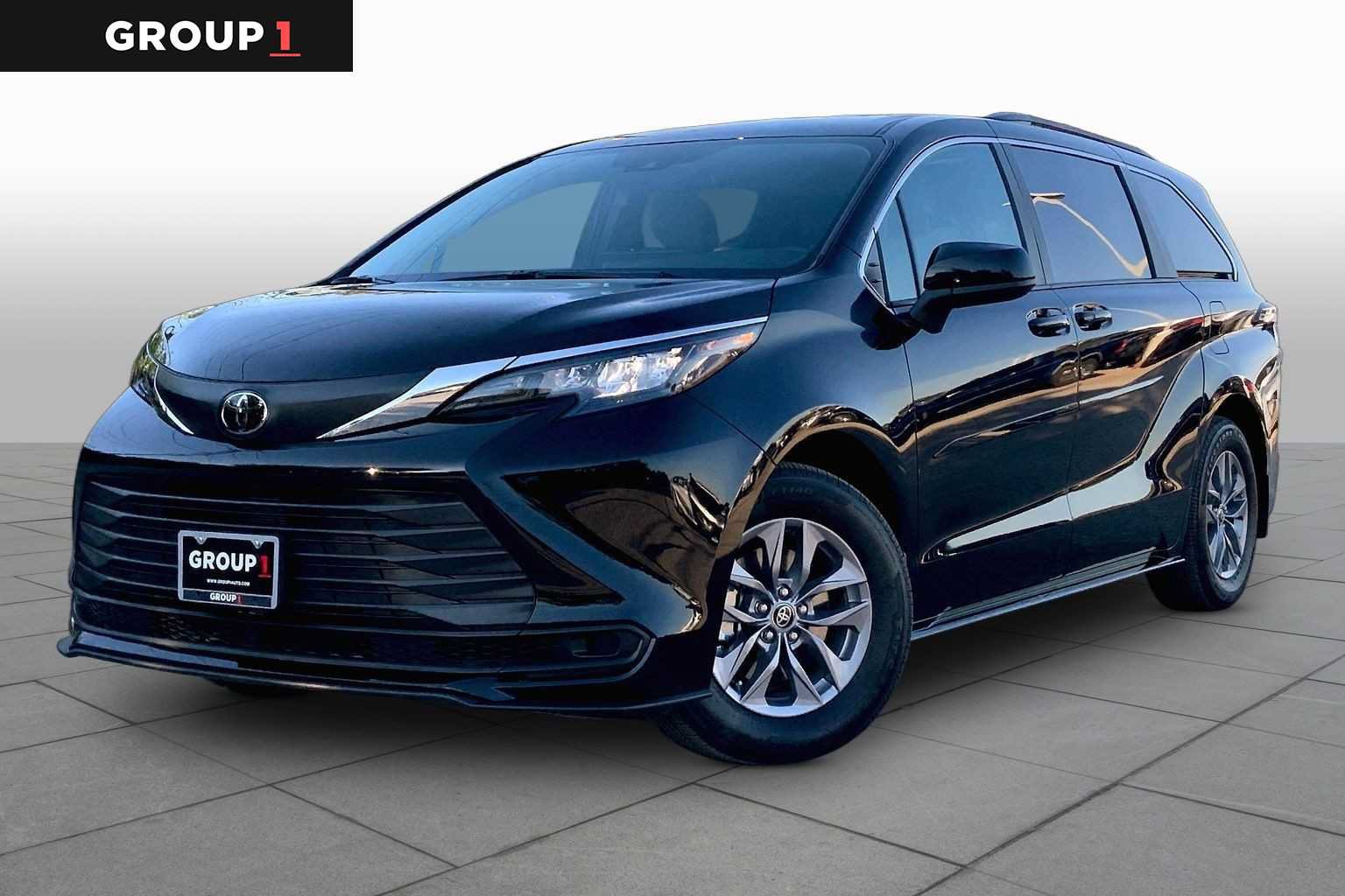 Used 2026 Toyota Sienna LE FWD image 1
