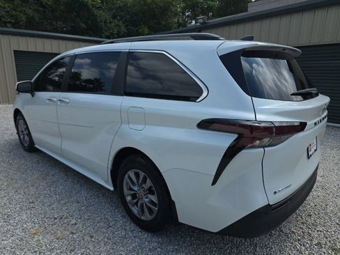 Certified 2025 Toyota Sienna XLE AWD/4WD image 4