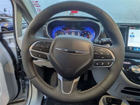 Used 2024 Chrysler Pacifica Touring-L image 17