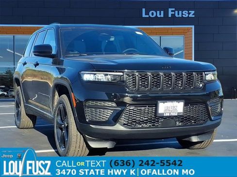 New 2025 Jeep Grand Cherokee Altitude image 1