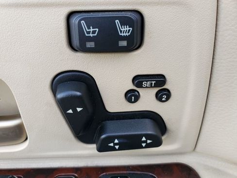 Used 2006 Lincoln Town Car Signature Limited image 15