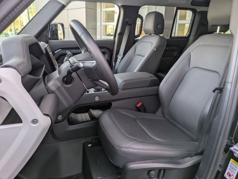 Used 2025 Land Rover Defender 110 S image 28