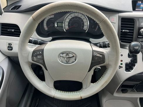 Used 2013 Toyota Sienna SE image 19