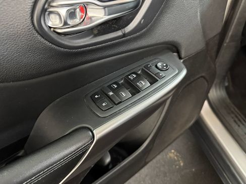 Used 2019 Jeep Cherokee Latitude Plus FWD image 12