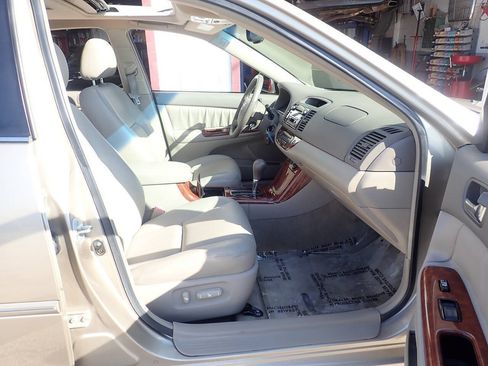Used 2006 Toyota Camry XLE w/ VSC & Side Airbag Pkg FWD image 25