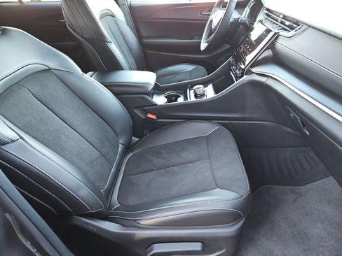 Used 2025 Jeep Grand Cherokee Altitude image 21