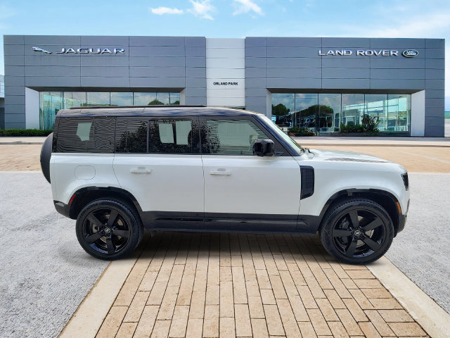 Used 2025 Land Rover Defender 110 X-Dynamic SE AWD/4WD image 4