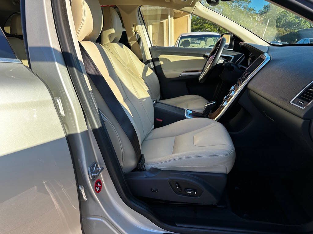Used 2017 Volvo XC60 T5 Inscription w/ Preferred Option Package FWD image 10