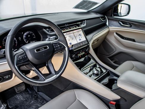 Used 2024 Jeep Grand Cherokee Limited AWD/4WD image 16