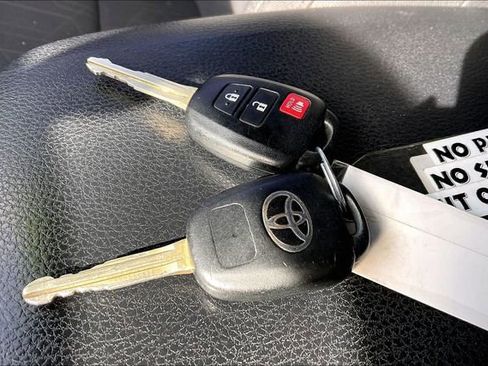 Used 2018 Toyota Tacoma TRD Sport image 10