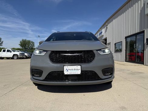 Used 2023 Chrysler Pacifica Touring-L w/ S Appearance Package AWD/4WD image 26