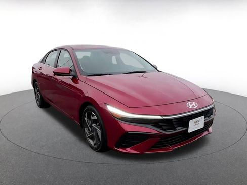 Used 2025 Hyundai Elantra SEL image 3