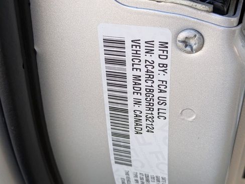 Used 2024 Chrysler Pacifica Touring-L FWD image 32