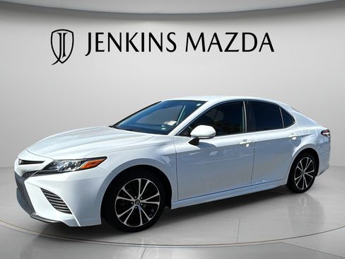 Used 2020 Toyota Camry SE w/ Convenience Package FWD image 8