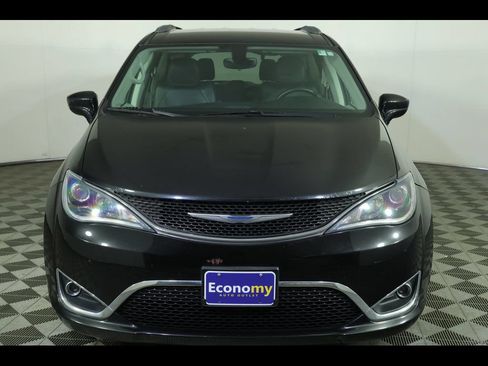 Used 2018 Chrysler Pacifica Touring-L w/ Premium Audio Group FWD image 14