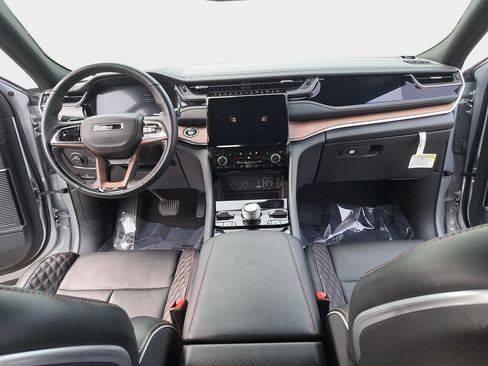 Certified 2022 Jeep Grand Cherokee Summit w/ Luxury Tech Group V AWD/4WD image 9