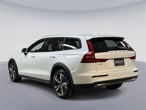 Used 2025 Volvo V60 B5 Cross Country Plus image 12