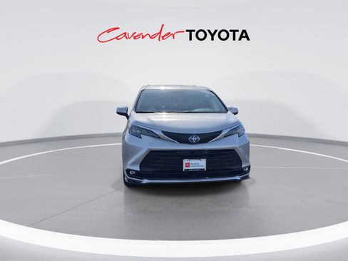 Certified 2025 Toyota Sienna XLE image 3