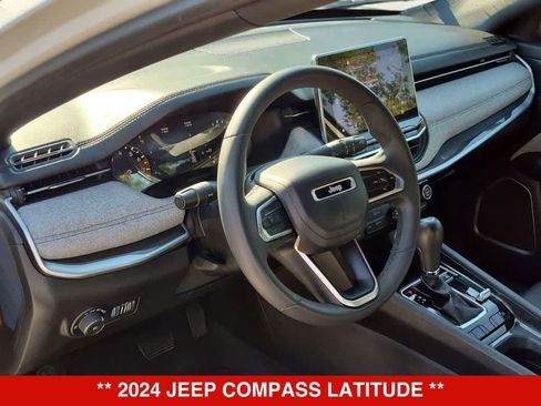 Used 2024 Jeep Compass Latitude AWD/4WD image 2
