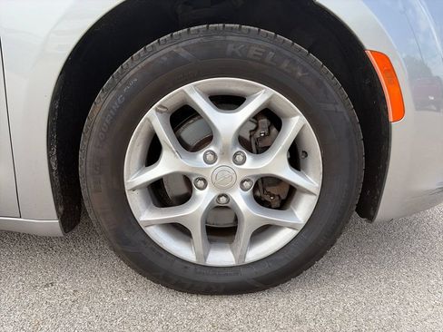 Used 2017 Chrysler Pacifica Touring-L w/ Tire & Wheel Group FWD image 14