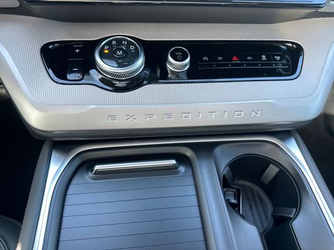 New 2025 Ford Expedition Active image 18