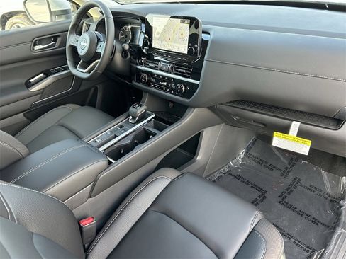 New 2025 Nissan Pathfinder SL image 8