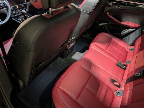 Used 2025 Porsche Macan image 21