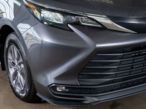 Used 2025 Toyota Sienna XLE image 5