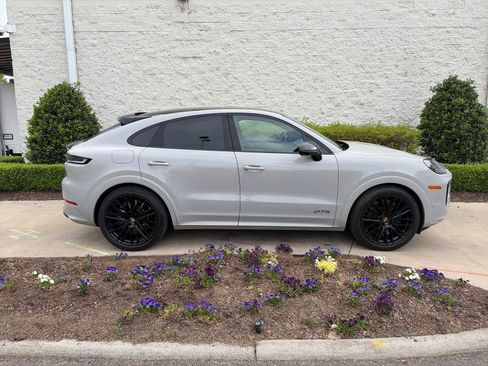 Used 2025 Porsche Cayenne GTS AWD/4WD image 7