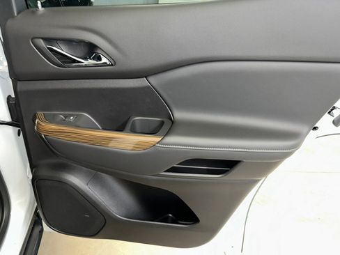 Used 2023 GMC Acadia SLE w/ Driver Convenience Package image 28