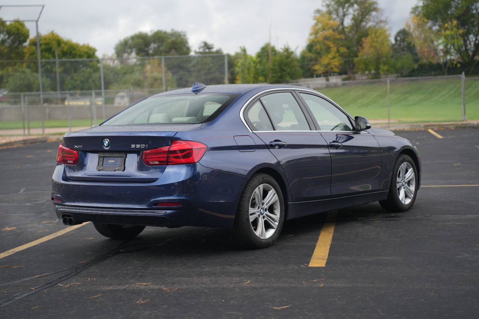 Used 2017 BMW 330i xDrive Sedan AWD/4WD image 5