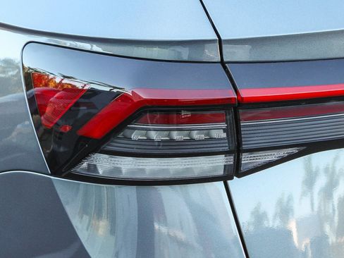 Used 2025 Volkswagen Taos SE image 10