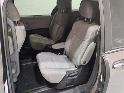 Used 2022 Toyota Sienna LE FWD image 13