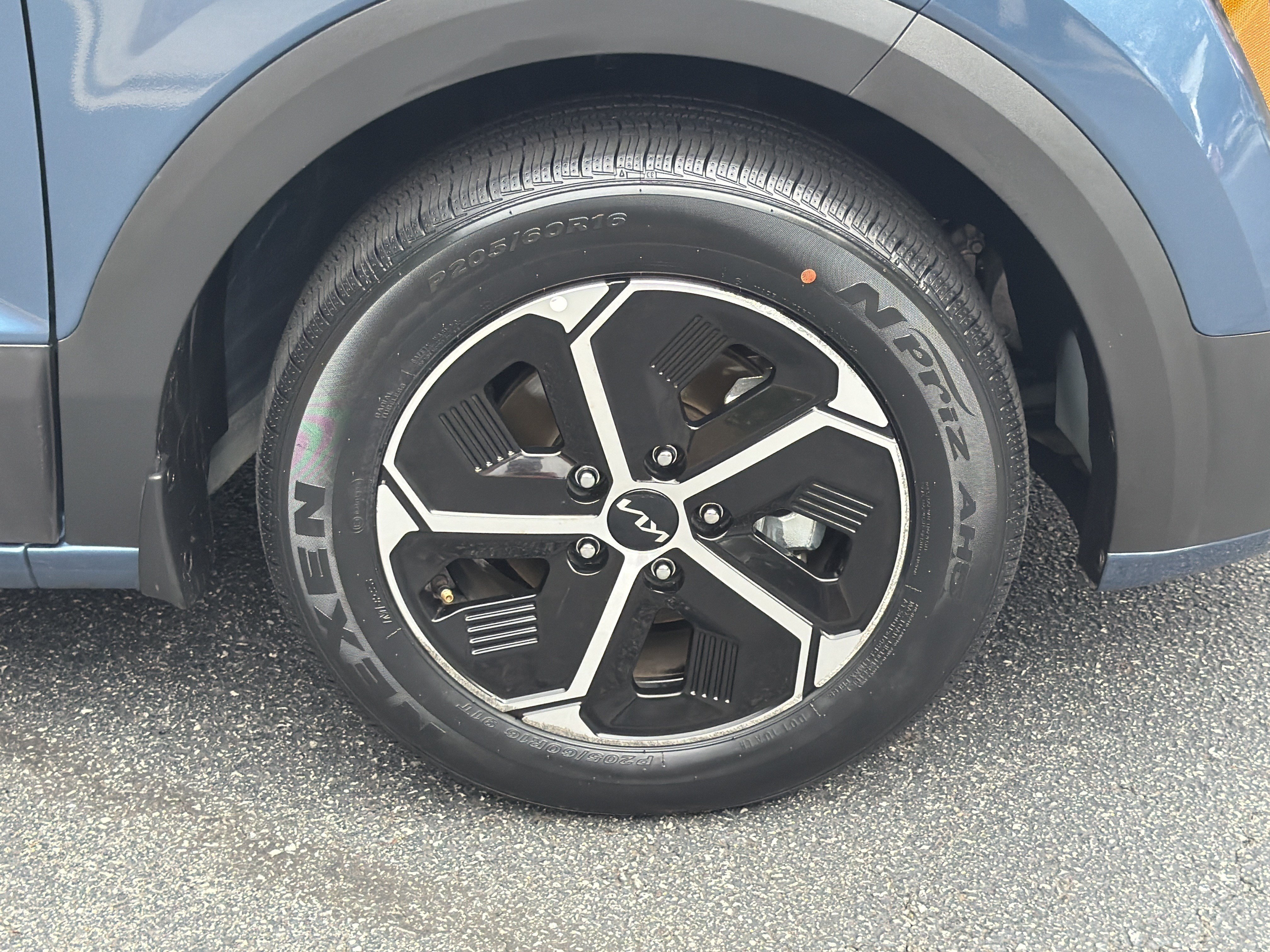 Used 2025 Kia Niro EX FWD image 12