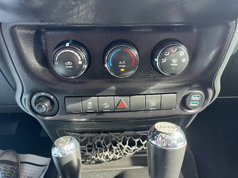 Used 2015 Jeep Wrangler Unlimited Sahara w/ Connectivity Group image 15