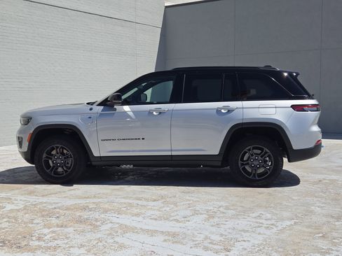 Used 2024 Jeep Grand Cherokee Trailhawk w/ Advanced Protech Group II AWD/4WD image 5