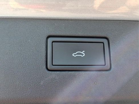 Certified 2025 Volkswagen Tiguan SE AWD/4WD image 9