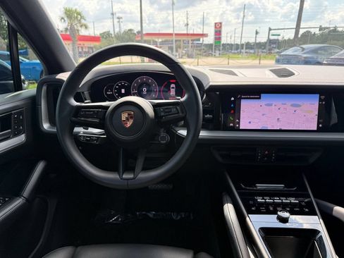 Used 2025 Porsche Cayenne AWD/4WD image 20