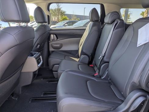 New 2026 Kia Carnival FWD image 12