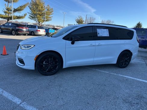 Used 2024 Chrysler Pacifica Touring-L w/ S Appearance Package image 11