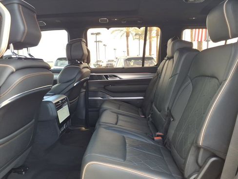 Used 2023 Jeep Grand Wagoneer Series III image 16