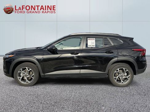 Used 2025 Chevrolet Trax LT image 4