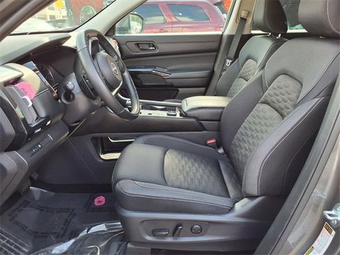 Used 2024 Nissan Pathfinder SV image 13