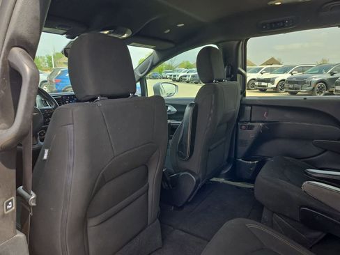 Used 2021 Chrysler Pacifica Touring w/ S Appearance Package FWD image 16