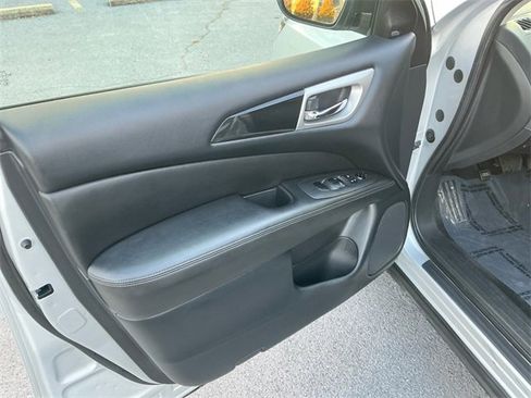 Used 2020 Nissan Pathfinder SV image 11