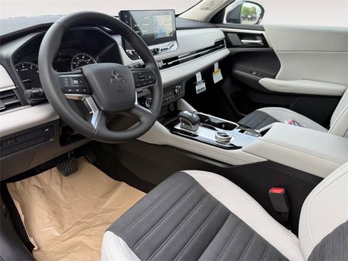 New 2025 Mitsubishi Outlander SE image 15
