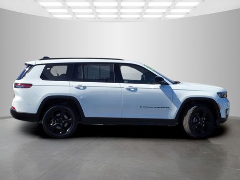 Used 2023 Jeep Grand Cherokee L Laredo image 3