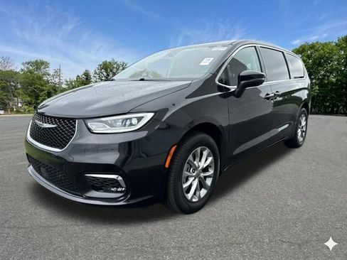 Used 2023 Chrysler Pacifica Touring-L AWD/4WD image 4